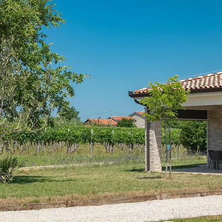 3 Bedroom Cozy In Casa de Férias Buje